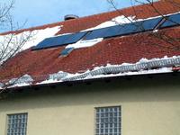 Die weiße Pracht kann schnell zur Last werden. Erst Recht, wenn die regelmäßige Wartung der Dachelemente, zu denen auch der Schneefang gehört, vernachlässigt wurde.